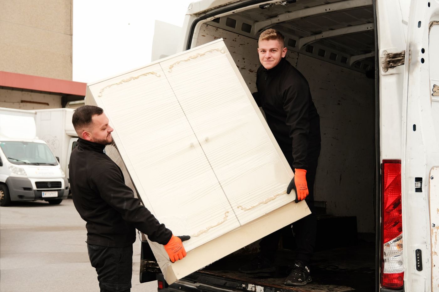 packdas!-Team verlädt ein Kastenelement in den Transporter – Entrümpelung 1190 Wien (Döbling)