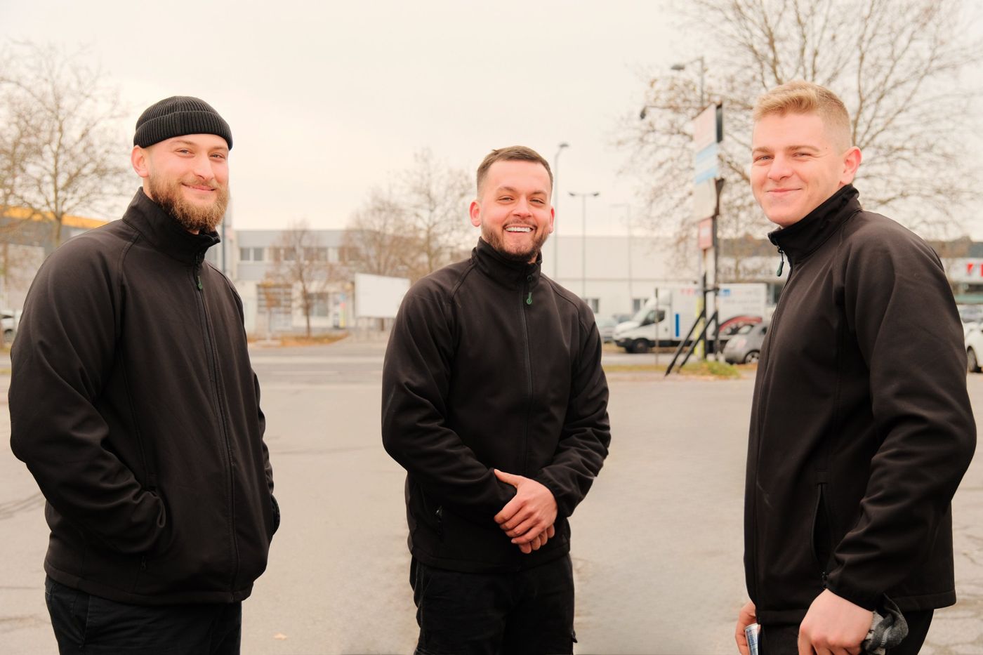 Drei Mitarbeiter des packdas!-Teams in Arbeitskleidung – Entrümpelung 1190 Wien (Döbling)